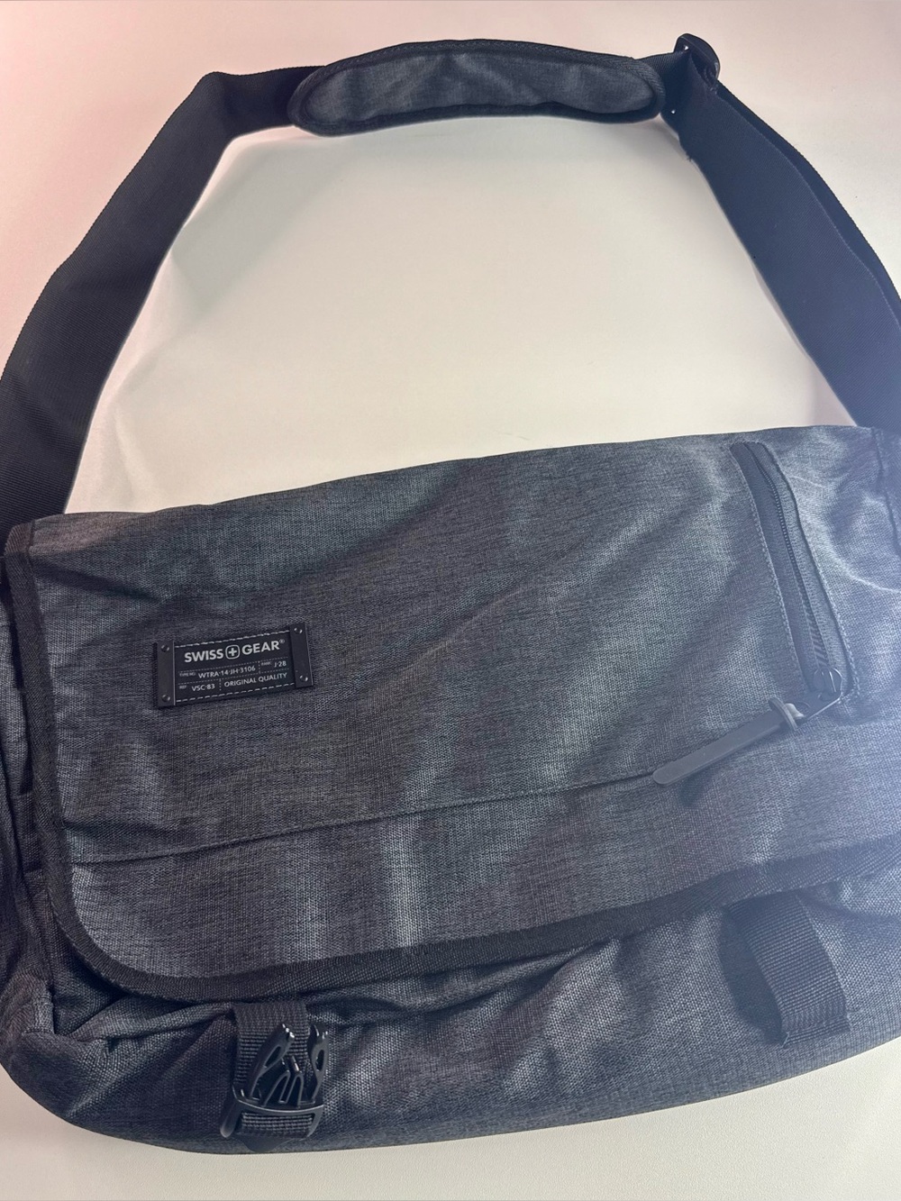 SwissGear Men's Black Messenger Bag - Lightweight Crossbody